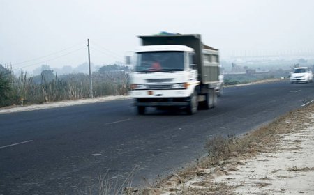 ডাম্পাৰৰ চেপাত প্ৰাণ গ'ল এটি শিশুৰ
