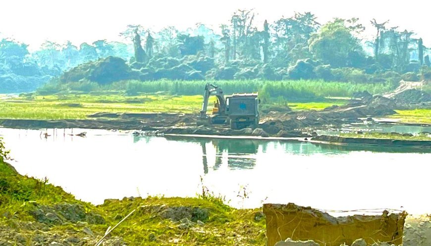Environmental Norms Flouted as Illegal Extraction Thrives on Pahumara Riverbank